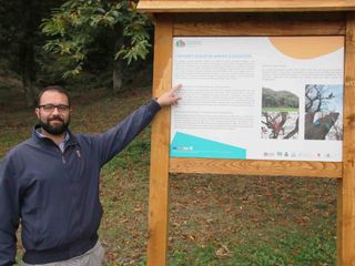 Il sindaco di Chiusa Pesio, Claudio Baudino, indica uno dei pannelli del progetto di promozione dei castagneti della zona