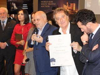 Enzo Iacchetti mostra l'attestato ricevuto dall'Enoteca Regionale Cavour Enzo Iacchetti mostra l'attestato ricevuto dall'Enoteca Regionale Cavour