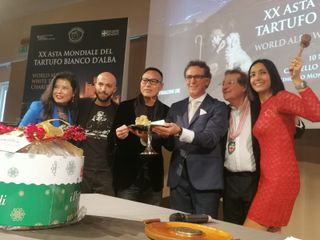 L'ambasciatore del Tartufo Yong Zhang si aggiudica il terzo lotto all'Asta L'ambasciatore del Tartufo Yong Zhang si aggiudica il terzo lotto all'Asta