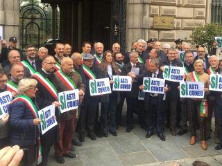 Il ministro M5S Danilo Toninelli, qui col sindaco torinese Chiara Appendino