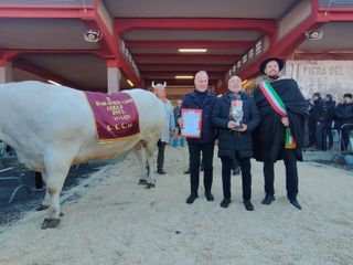 Primo da sinistra, alla premiazione della rassegna zootecnica Primo da sinistra, alla premiazione della rassegna zootecnica