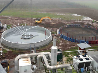 "L'impianto a biometano previsto a Canove di Govone da Snam Ferrero prevede la costruzione di sette digestori di questo tipo, del diametro di 25 metri", si legge sul volantino "L'impianto a biometano previsto a Canove di Govone da Snam Ferrero prevede la costruzione di sette digestori di questo tipo, del diametro di 25 metri", si legge sul volantino