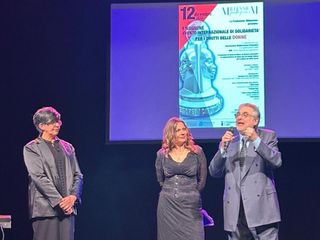 La buschese Maria Requena, a sinistra, premiata ieri sera sul palco del teatro Juvarra di Torino La buschese Maria Requena, a sinistra, premiata ieri sera sul palco del teatro Juvarra di Torino