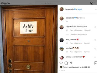 Il cartello sulla porta di casa Sala