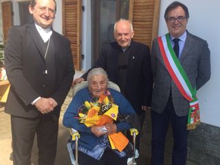 La festeggiata con il vescovo Cristiano Bodo, il parroco Pietro Salomone, il sindaco, Marco Gallo