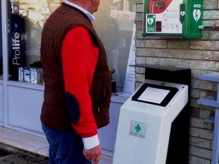 "Persone di cuore” ha comprato e messo in funzione in città una postazione salvavita ogni 900 abitanti, 11 in tutto