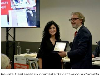 La consegna del premio da parte dell'assessore Carretta