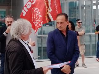 Un momento della protesta andata in scena davanti al Grattacielo della Regione