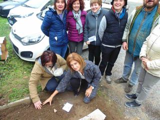 Anche la dirigente scolastica, Raffaella Curetti, si è cimentata nella messa a dimora dell'Aglio