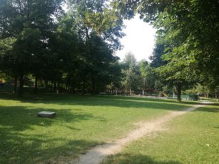 L'area verde attrezzata con, sullo sfondo, il parco giochi