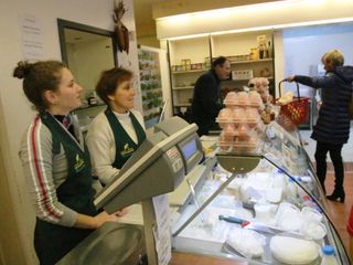 Sara, Luisella e Gianni dietro al bancone nel punto vendita di corso Santorre di Santarosa a Cuneo Sara, Luisella e Gianni dietro al bancone nel punto vendita di corso Santorre di Santarosa a Cuneo