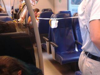 I sedili inagibili e bagnati dalla condensa dei condizionatori