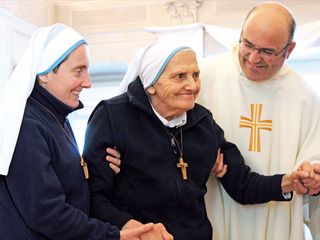 Elvira con don Stefano e suor Claudia