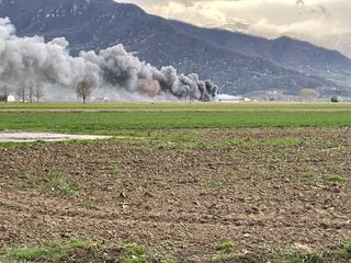 La colonna di fumo visibile a Envie La colonna di fumo visibile a Envie