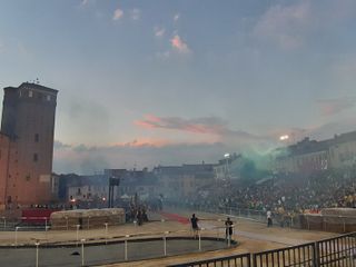 La gara dei cavalli vista dagli spalti dei figuranti