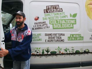 Andrea inizia le consegne con il furgone Andrea inizia le consegne con il furgone