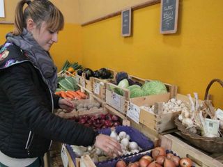 Carola sistema le verdure nel punto vendita Carola sistema le verdure nel punto vendita
