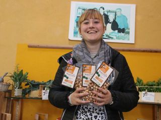 Carola nel punto vendita con le confezioni di nocciole tostate Carola nel punto vendita con le confezioni di nocciole tostate