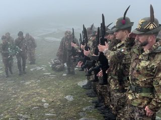 Onori ai Caduti con deposizione di omaggio floreale sulla croce di vetta Onori ai Caduti con deposizione di omaggio floreale sulla croce di vetta