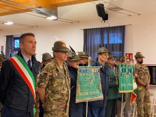 Autorità civili e militari presenti alla cerimonia Autorità civili e militari presenti alla cerimonia
