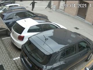 Due i corpi rimasti a terra dopo la sparatoria avvenuta fuori dalla gioielleria di Gallo Grinzane