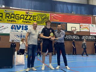 Il cuneese Giulio Parrini MVP della Finale tra il vice presidente Fipav Piemonte Mauro Talluto (a sx) e un dirigente volpianese