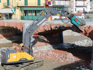 La demolizione del ponte Odasso, a Garessio