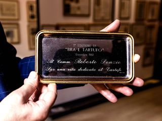 L'opera di Nespolo, presente tra i cimeli nel &quot;Museo del Tartufo-Galleria dei Ricordi&quot; di via Vittorio Emanuele II 26