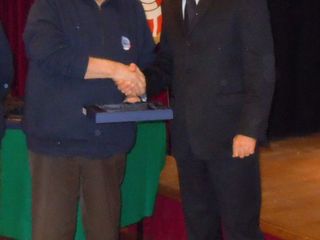 Mario Mentasti premiato dall'allora presidente nazionale Ravà in occasione dei 40 anni di servizio