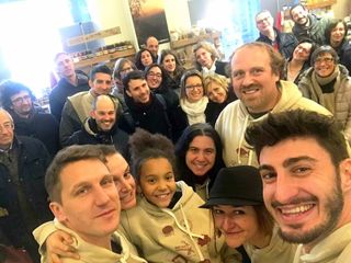 Alcuni titolari delle aziende con le tante persone che hanno lavorato al progetto "Intrecci Solidali"