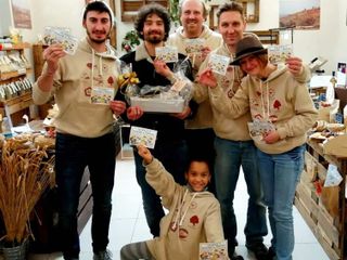 Con il vignettista Giorgio Tino che ha disegnato le storie a fumetti delle aziende