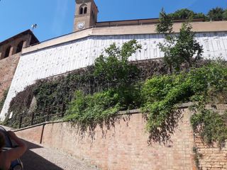 Il muraglione recuperato con l'opera dell'artista Valerio Berruti