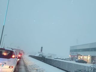 Auto in coda in viale Artigianato