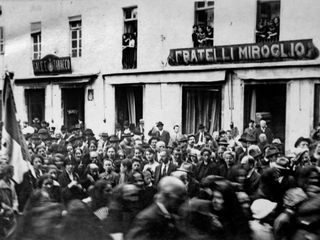 Il primo negozio di confezioni Miroglio, a fianco della cattedrale albese
