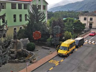 La corsia riservata a scuolabus e autobus