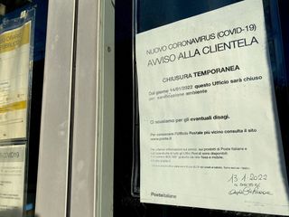 Il cartello affisso alla porta d'ingresso