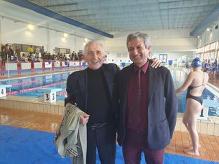 Il gruppo di nuotatori presenti all'inaugurazione Il gruppo di nuotatori presenti all'inaugurazione