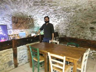 Andrea nella sala ristorazione vicino alla vecchia mangiatoia