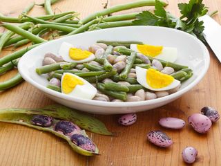 Piatto di fagiolini, fagioli e uova