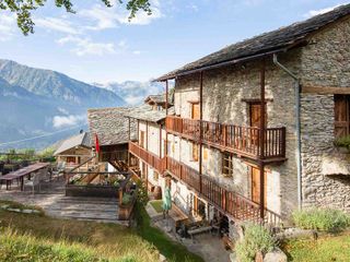 La struttura aziendale illuminata dal sole