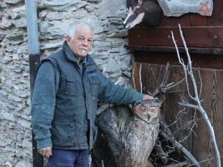 Luigi con una sua scultura in legno