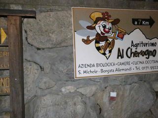 Il cartello indicatore dell'azienda agricola lungo la strada verso Acceglio