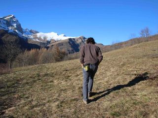 Daniele cammina sul terreno che diventerà il nuovo campo di patate