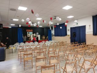 L'interno del salone allestito per uno spettacolo teatrale