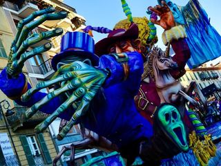 Il carro allegorico di Racconigi "L'altro Mondo" realizzato dal gruppo "Gli Amis del Canavil" (Foto di Paola Ravazzi)