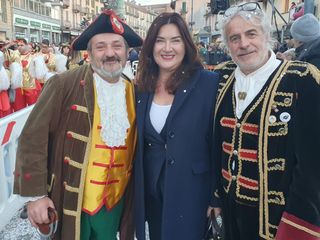 Daniela Biolatto, che ha realizzato i costumi dei 150 figuranti del carro di Racconigi, con Gandoja e il Gran Magnin di Piasco Alberto Agasso