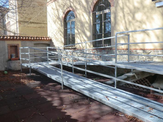 La rampa metallica realizzata nel cortile adiacente all’edificio