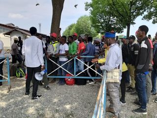 Stagionali di fronte all'ingresso del PAS