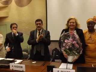 Simone Ovart, rappresentante Zonta International all'Onu, riceve l'omaggio floreale per l'organizzazione dell'iniziativa