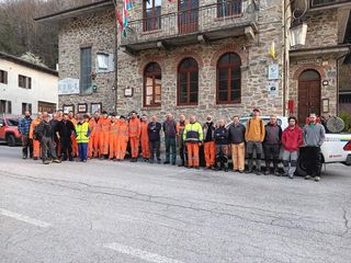 Squadra Aib e altri volontari al primo intervento dopo la riunione con L'Unione Montana valle Stura